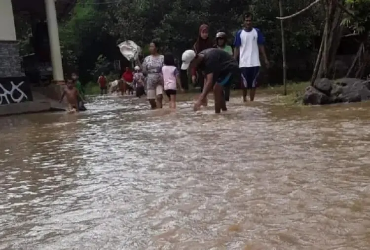 Hujan Deras, Banjir Landa 5 Kecamatan