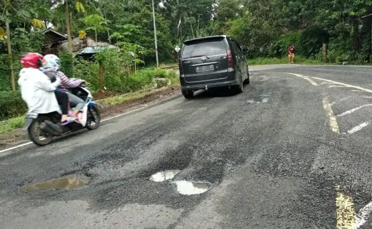 Baru Beberapa Bulan Diperbaiki, Jalan Labuan-Pandeglang Rusak Lagi