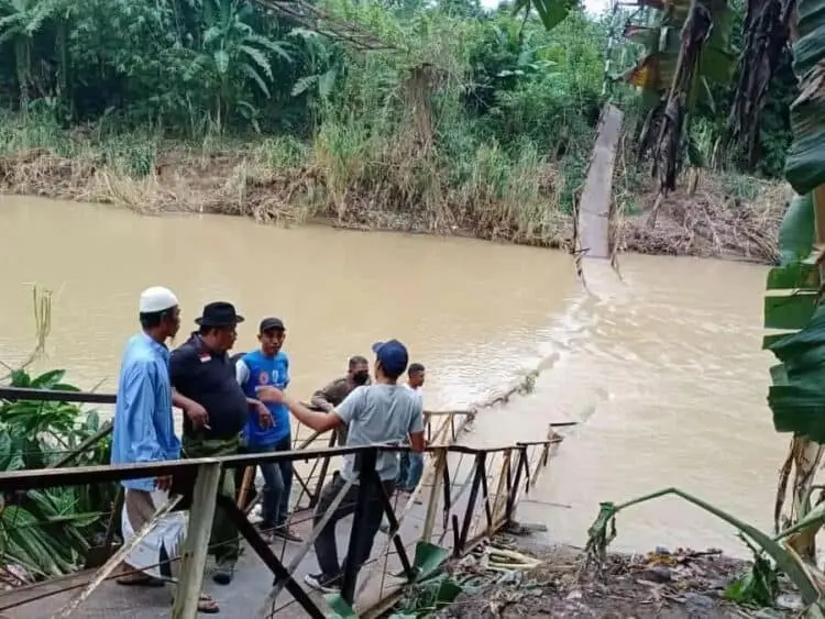 Jembatan Gantung Ambruk, Sembilan Luka-luka Akibat Ikut Terjatuh