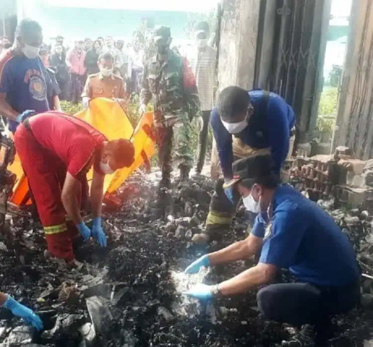 Gudang Plastik, 4 Rumah, 2 Sepeda Motor Terbakar