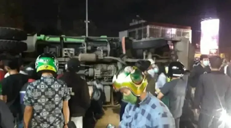 Pemotor Tewas Tertimpa Truk Pengangkut Pasir