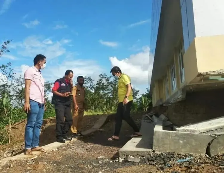 Tergerus Longsor, Gedung Puskesmas Angsana Terancam Ambruk