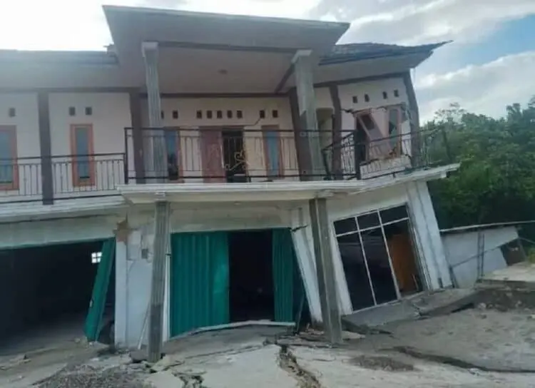 Rumah Kades Cikeusal Rusak Berat Akibat Pergeseran Tanah