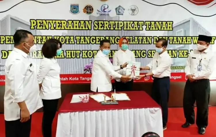 BPN Serahkan Sertipikat Aset Pemkot Tangsel dan Tanah Wakaf
