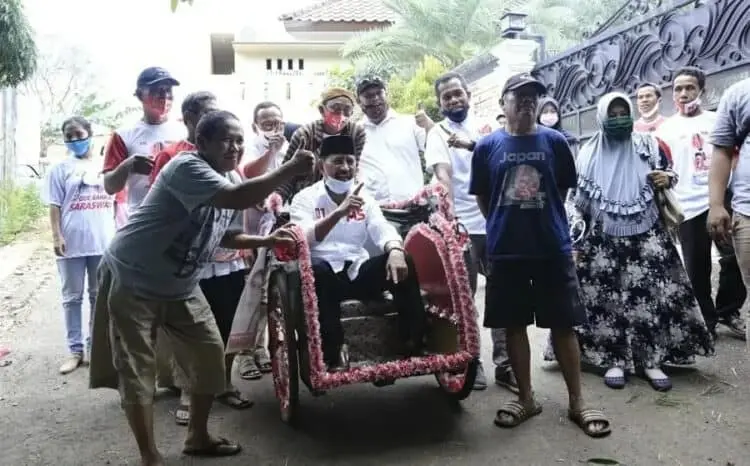 Muhamad Diarak Pakai Becak oleh Warga