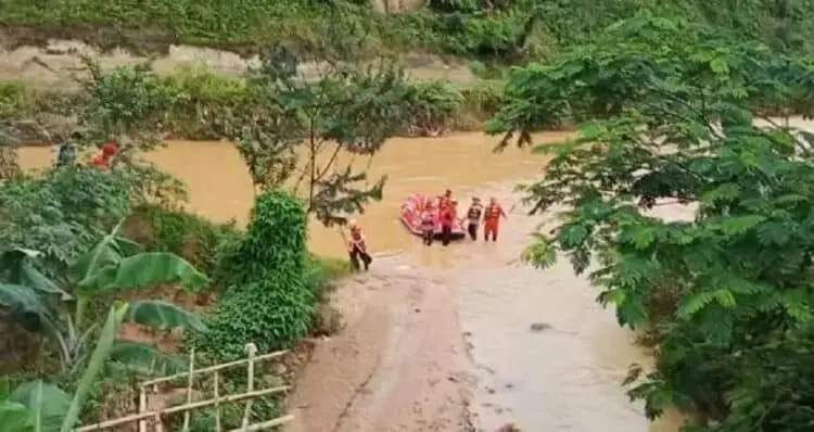 Cuaca Ekstrem Persulit Pencarian Korban Tanah Longsor