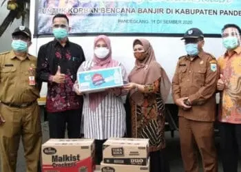 Bupati Terima Bantuan Untuk Korban Banjir
