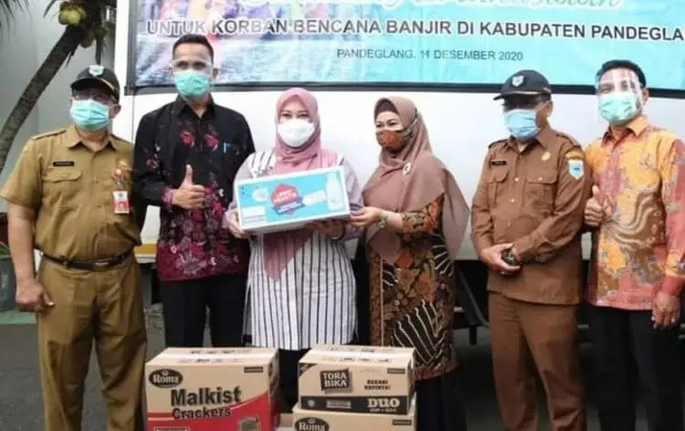 Bupati Terima Bantuan Untuk Korban Banjir