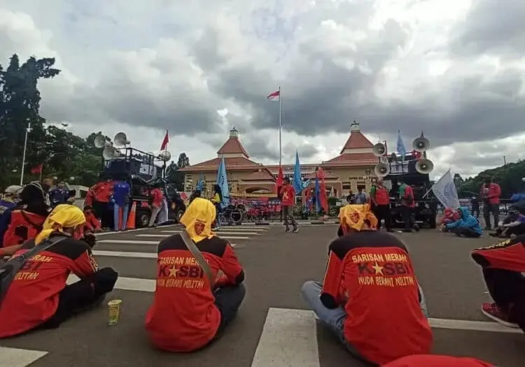 Buruh Tuntut UMK Sektoral Naik 3,33 Persen