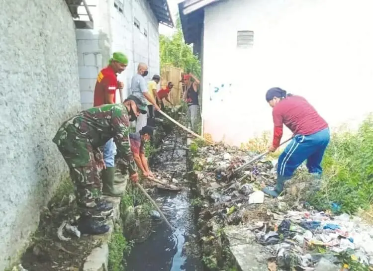 Cegah DBD Dan Banjir di Musim Penghujan, Warga Bersih-Bersih