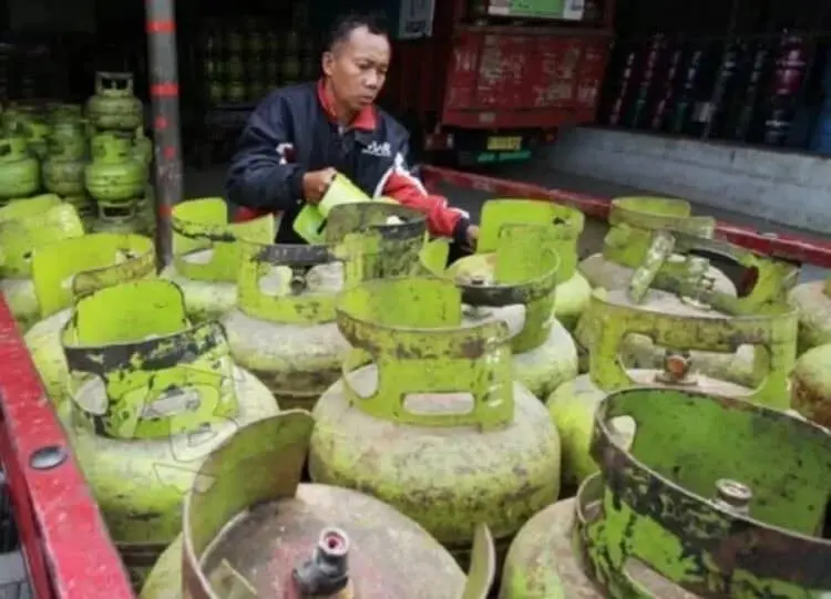 Elpiji 3 Kg Mulai Langka, Sebagian Warga Gunakan Kayu Bakar