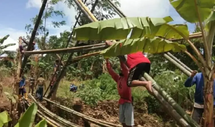 TNI Bantu Buat Jembatan Cisadang-Cebong