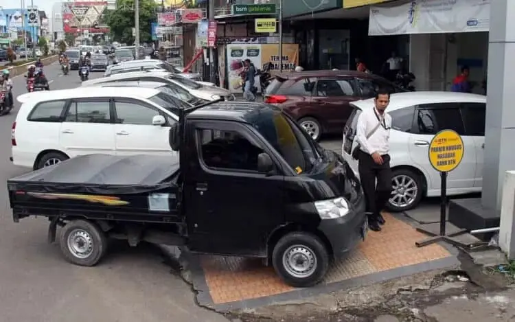 Baru Ditertibkan, Trotoar Kembali Jadi Tempat Parkir