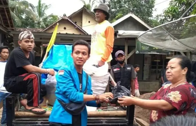 Mahasiswa Tebar Bantuan Logistik ke Korban Banjir