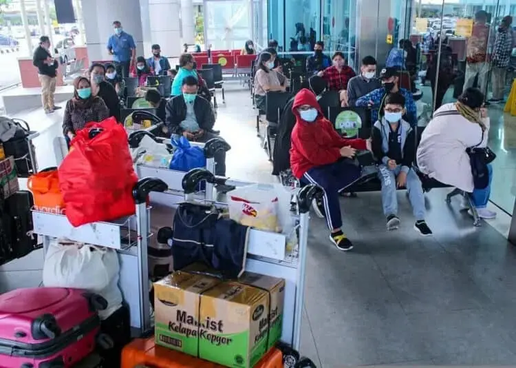 Membludak, Antrean Rapid Tes Antigen Mengular di Terminal 2