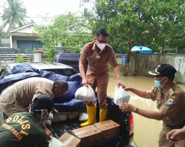 Wabup dan Kadinsos Tebar Bantuan, Terjang Banjir dan Basah Kuyup