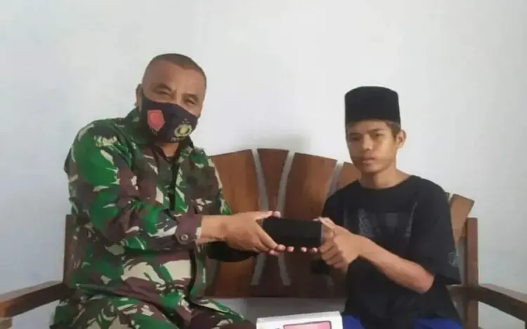 Warga Tak Mampu Diberi Bantuan Handphone Android
