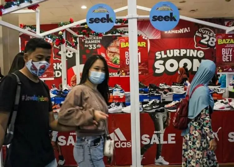 Sepatu unik di pameran sneaker addiction