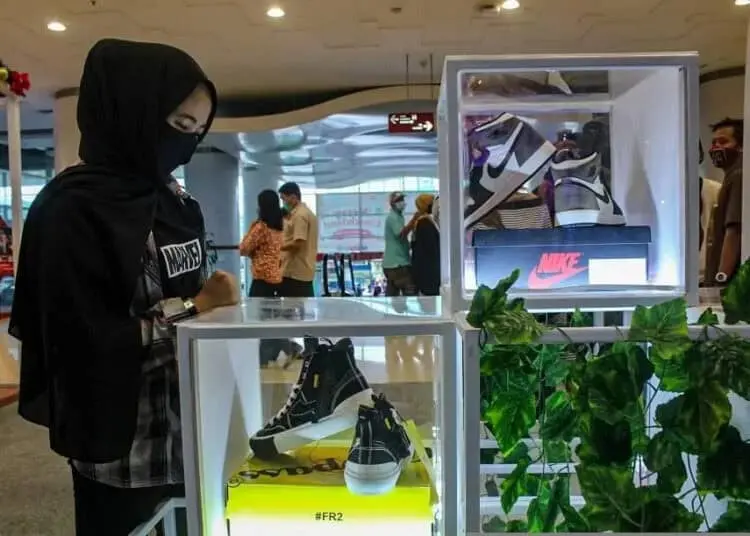 Sepatu unik di pameran sneaker addiction