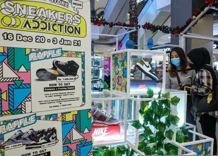 Sepatu unik di pameran sneaker addiction