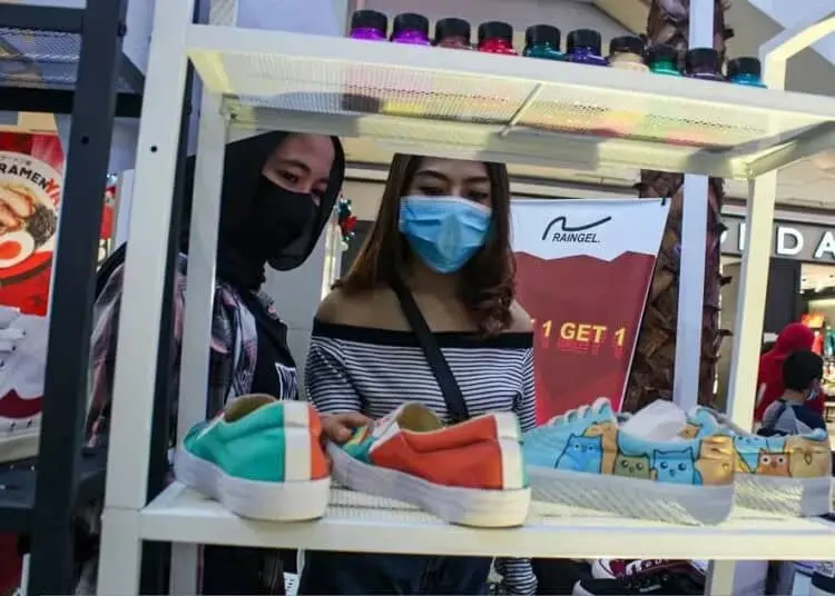 Sepatu unik di pameran sneaker addiction