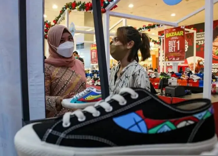 Sepatu unik di pameran sneaker addiction