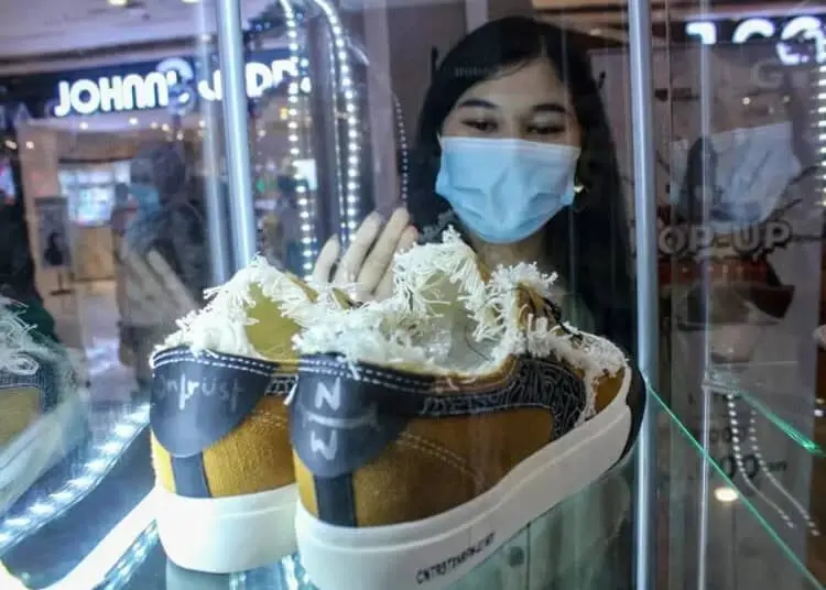 Sepatu unik di pameran sneaker addiction