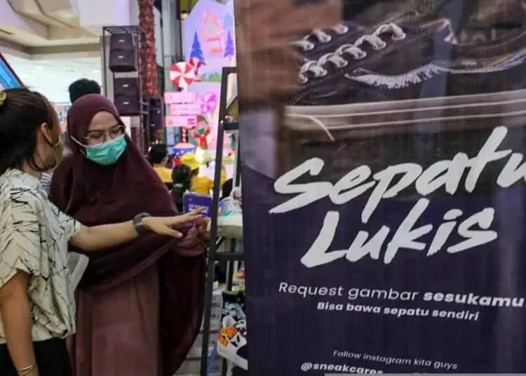Sepatu unik di pameran sneaker addiction