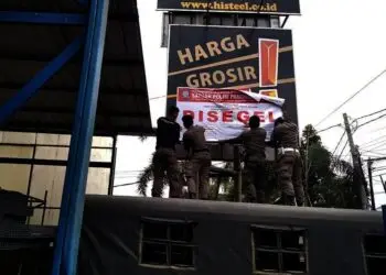 Satpol PP Kota Tangsel Segel Reklame dan Proyek Perumahan