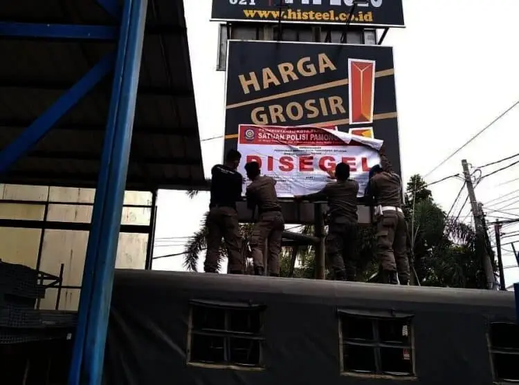 Satpol PP Kota Tangsel Segel Reklame dan Proyek Perumahan