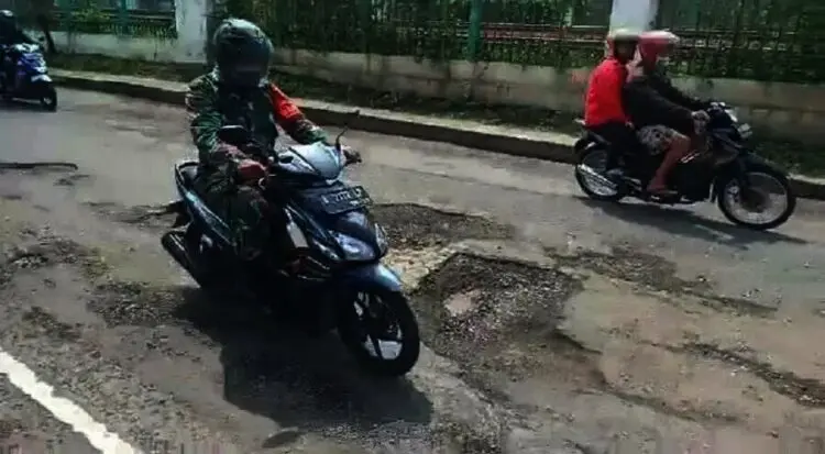 Jalan Sunan Kalijaga di Rangkasbitung Berlubang dan Minim Penerangan