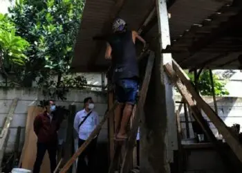 Warga Koang Jaya Gotong Royong Bantu Korban PHK