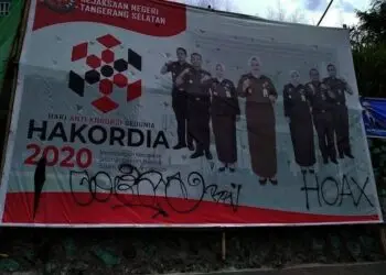 Banner Kejari Kota Tangsel Dicoret Orang Misterius