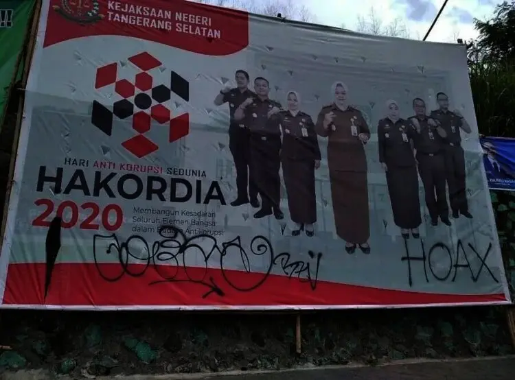Banner Kejari Kota Tangsel Dicoret Orang Misterius