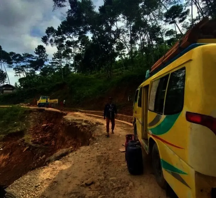 Pemkab Lebak Diminta Segera Perbaiki Jalan Amblas