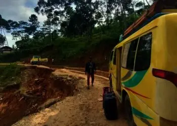 Jalan Amblas Digerus Longsor, Warga di Tiga Kampung Terisolir