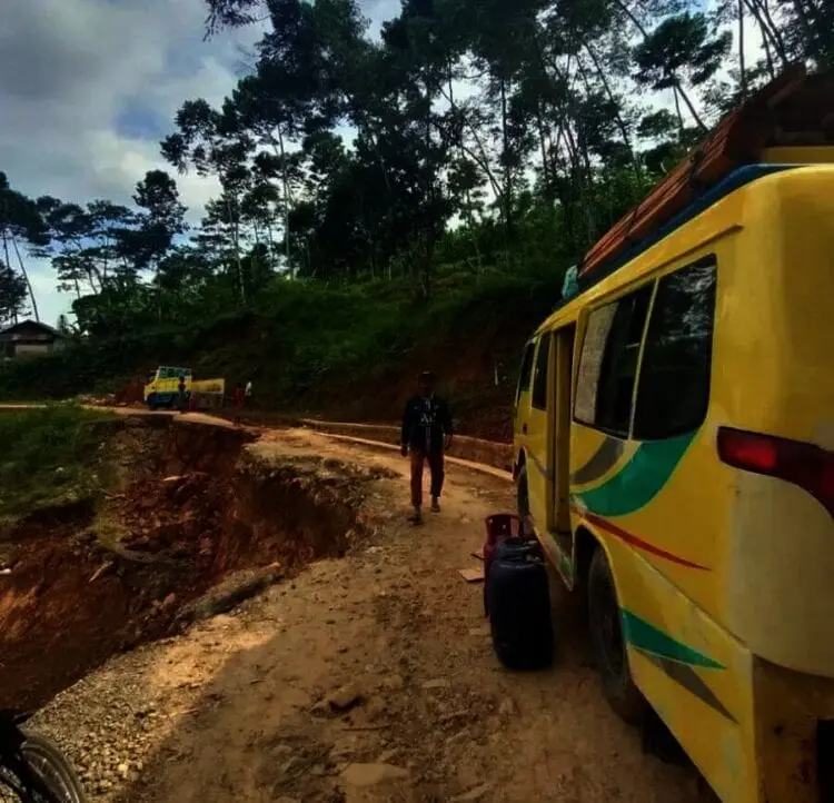 Jalan Amblas Digerus Longsor, Warga di Tiga Kampung Terisolir