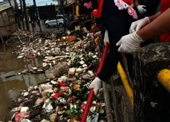 Bersih-Bersih Kali Dadap, Menteri Yasonna Temukan Kasur dan Sofa