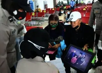 Datangi Crisis Centre di Bandara, Keluarga Bawa Foto Korban Pesawat SJ182