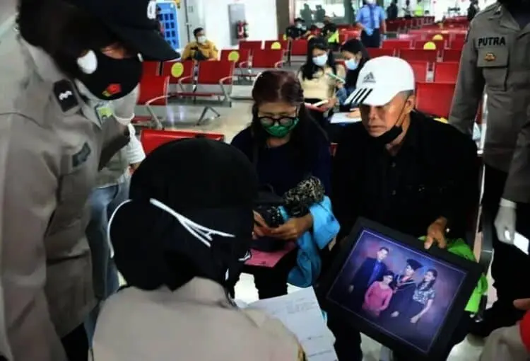 Datangi Crisis Centre, Keluarga Bawa Foto Korban Pesawat SJ182