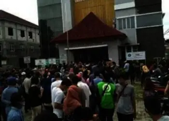 Ribuan Penerima Bansos Tumplek, Pembagian Bansos Dikecam