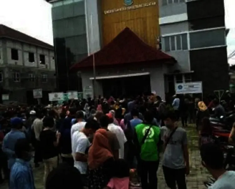 Ribuan Penerima Bansos Tumplek, Pembagian Bansos Dikecam
