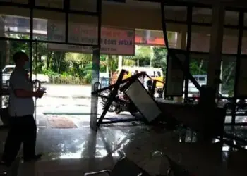 Diduga Akibat Rem Blong, Angkot Tabrak Pintu Puskesmas Cipeucang