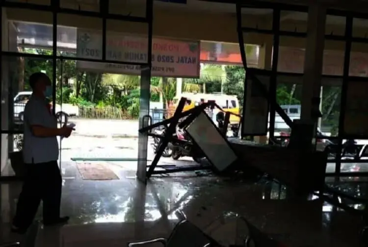 Diduga Akibat Rem Blong, Angkot Tabrak Pintu Puskesmas Cipeucang