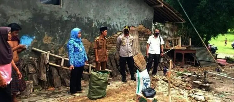 Roboh Diterjang Angin Kencang, Sekeluarga Nyaris Tertimpa Rumah