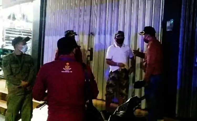 Razia PPKM, Penyegelan Kafe Mendapat Perlawanan