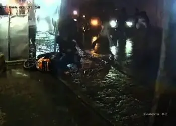 Terekam CCTV, Tawuran Remaja Pakai Celurit Viral, Pelaku Diburu Polisi