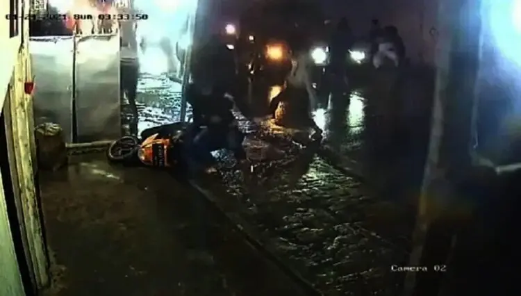 Terekam CCTV, Tawuran Remaja Pakai Celurit Viral, Pelaku Diburu Polisi