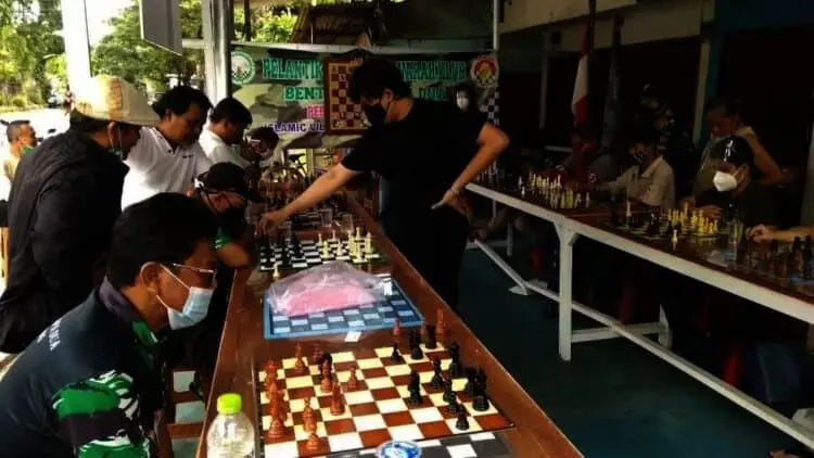 Dongkrak Semangat, 15 Atlet Hadapi GM Susanto Megaranto