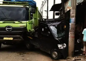 Truk Tanah Seruduk Mobil Pick Up di Jalan Raya Kosambi Timur